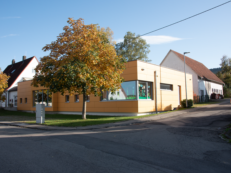 Bild des Kindergartens von zwei Seiten von der Straße aus