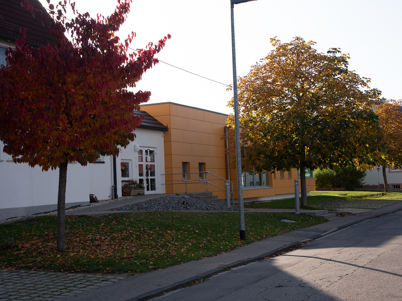 Bild des Kindergartens und insbesondere des Eingangs von der Straße aus  