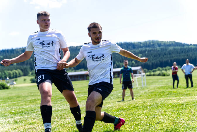 Bild von zwei Fußballspielern des Sprotvereins Durchhausen auf dem Fußballplatz