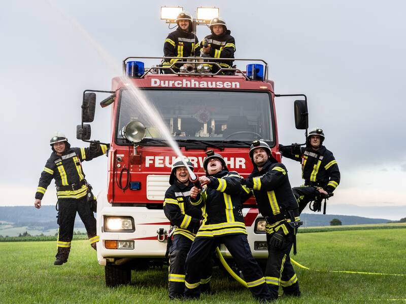 Feuerwehrfahrzeug mit  7 Feuerwehrmännern